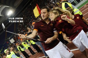 Totti CON CHANEL  alla fine con i selfie ROMA PALERMO